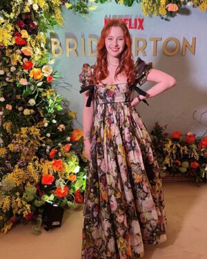 Sasha Alsberg Instagram - Dearest Readers, I went to the @netflixuk Bridgerton event and it was a ball 💕 cannot wait for season 3 and all the #Polin love! #bridgertonnetflix #bridgertonseason3 
Dress: @aclotheshorse’s GLORIOUS dress from @selkie
