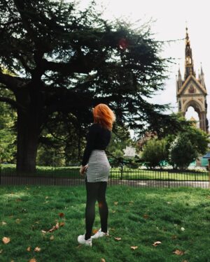 Sasha Alsberg Instagram - Swipe to see who I got reunited with yesterday in London! ❤️#TheGoodOldDaysReturn 
Missed @tashapolis and @xtinemay loads and it’s so surreal to see them IRL again ✨ it was the best of days! #besties #reunited #booktube #prettylittlelondon #autumnoutfit #thehappynow #redhead