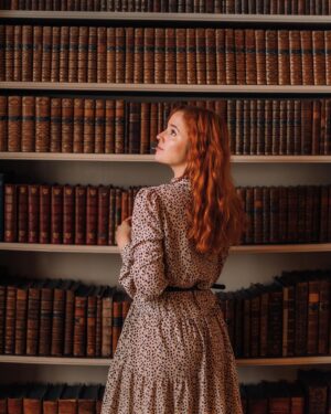 Sasha Alsberg Instagram - Just a girl with a camera and a bag full of books ❤️
📸 by Thomas x @aclotheshorse 
📍 @strawbhillhouse 
👩🏻‍🦰 @halohairextensions (the best halo hair to add fullness for us thin haired girlies!)
#strawberryhillhouse #booknymph #londonlife #lightacademia #bookstagram #shelfie #library