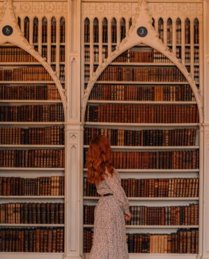 Sasha Alsberg Instagram - Just a girl with a camera and a bag full of books ❤️
📸 by Thomas x @aclotheshorse 
📍 @strawbhillhouse 
👩🏻‍🦰 @halohairextensions (the best halo hair to add fullness for us thin haired girlies!)
#strawberryhillhouse #booknymph #londonlife #lightacademia #bookstagram #shelfie #library