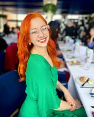 Sasha Alsberg Instagram - Trade Publisher of the Year!! 🎉 So proud of my @joffebooks fam - WE DID IT! 💚 

Thank you @halohairextensions for giving me such luscious locks!
 #ipgawards #bookpublishing #bookstagram