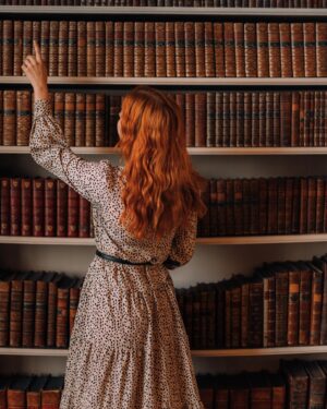 Sasha Alsberg Instagram - Just a girl with a camera and a bag full of books ❤️
📸 by Thomas x @aclotheshorse 
📍 @strawbhillhouse 
👩🏻‍🦰 @halohairextensions (the best halo hair to add fullness for us thin haired girlies!)
#strawberryhillhouse #booknymph #londonlife #lightacademia #bookstagram #shelfie #library