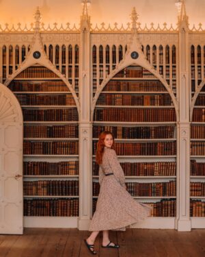 Sasha Alsberg Instagram - Just a girl with a camera and a bag full of books ❤️
📸 by Thomas x @aclotheshorse 
📍 @strawbhillhouse 
👩🏻‍🦰 @halohairextensions (the best halo hair to add fullness for us thin haired girlies!)
#strawberryhillhouse #booknymph #londonlife #lightacademia #bookstagram #shelfie #library