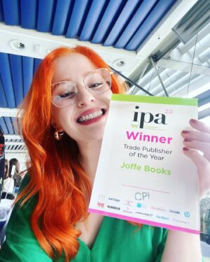 Sasha Alsberg Instagram - Trade Publisher of the Year!! 🎉 So proud of my @joffebooks fam - WE DID IT! 💚 

Thank you @halohairextensions for giving me such luscious locks!
 #ipgawards #bookpublishing #bookstagram