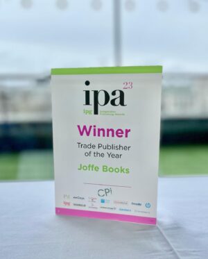 Sasha Alsberg Instagram - Trade Publisher of the Year!! 🎉 So proud of my @joffebooks fam - WE DID IT! 💚 

Thank you @halohairextensions for giving me such luscious locks!
 #ipgawards #bookpublishing #bookstagram