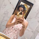 Sasmita Piyali Sahoo Instagram – Take a look at what you’re missin 😉..
.
.
#picoftheday #mirrorselfie #white #lights #vibes #positivity #eyes #odiagirl #actress #pretty #happiness #feelit #love #live #life #attitude #style #beautiful #instagram #sasmitapiyalisahoo