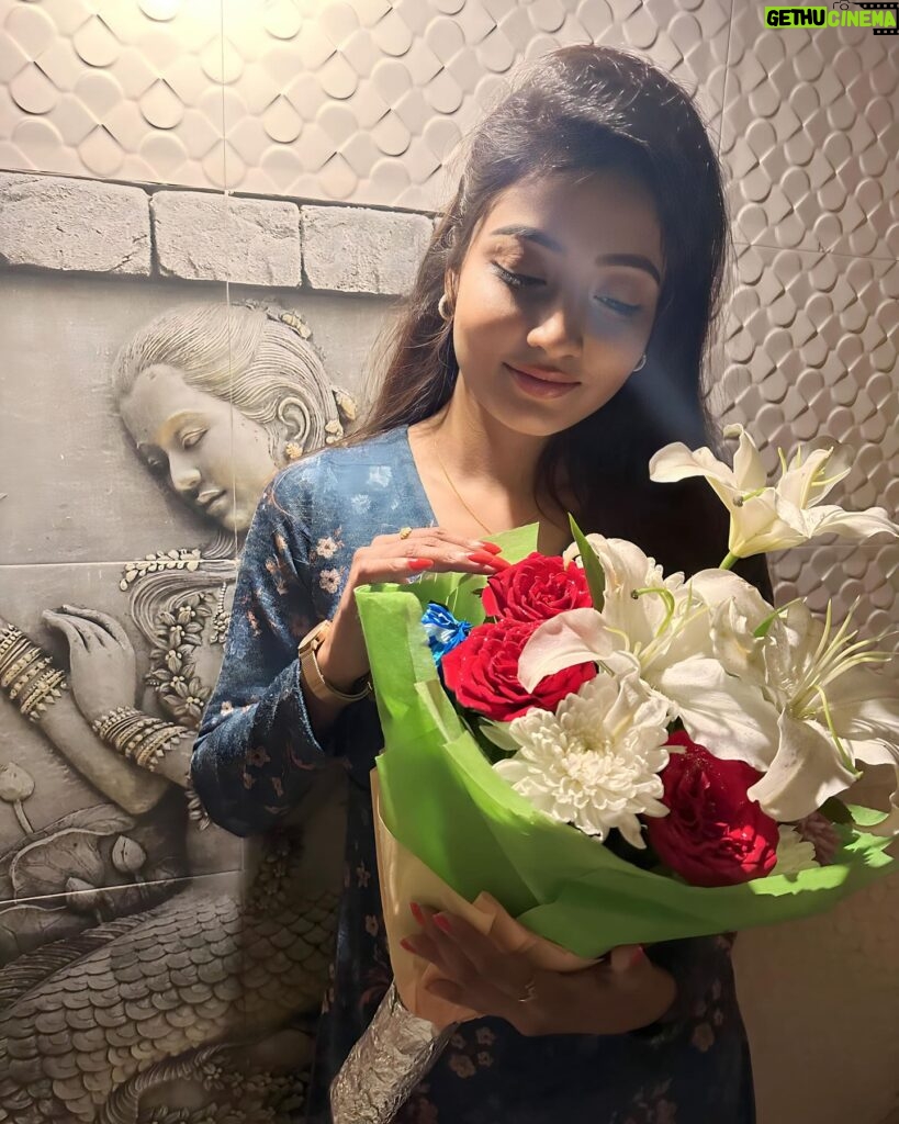 Sasmita Piyali Sahoo Instagram - Like a flower, be soft, loving, kind and beautiful, but never lose the courage to bloom💐❤️… . . #picoftheday #flowers #beautiful #smell #divine #pure #kind #delicate #odiagirl #actress #pretty #smile #lights #feelit #love #live #life #bloom #instagram #sasmitapiyalishaoo