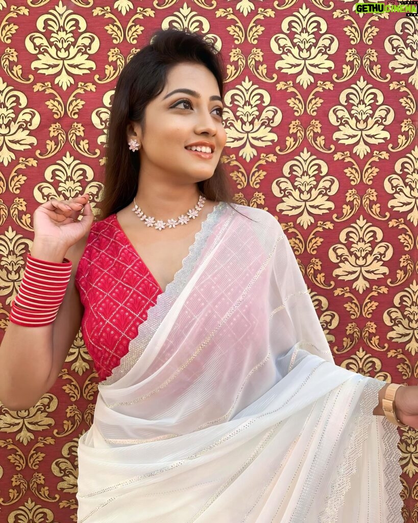 Sasmita Piyali Sahoo Instagram - She designed a life that she loved❤️💫… . . #picoftheday #smile #saree #love #white #vibes #beautiful #odiagirl #wedding #season #actress #expression #life #live #positivity #happiness #instagram #sasmitapiyalisahoo