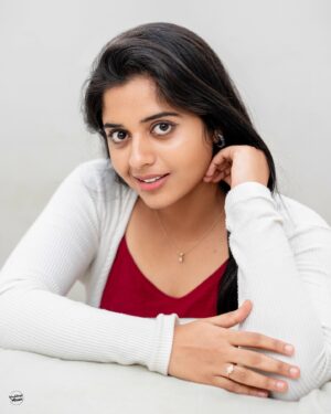 Sathya Devarajan Instagram - Cute and comfy, that’s my style statement ❤️💭

#instagood #sareelove #tamilactress #edhirneechal #suntv #aadhirai #kollywood #simple #tamilheroine #sathyadevarajan