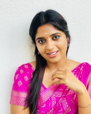 Sathya Devarajan Instagram - Can I be your forever “உன்னவள்” in ur fantasy love story ? ❤️🫶🥹 

Saree : @trendingwithmathi 😇
.
.
.
.
#sathyadevarajan #tamilponnu #suntv #aadhirai #tamilactress #saree #ethirneechal