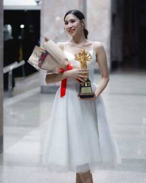 Satida Pinsinchai Instagram - เป็นรางวัลที่ฮิลใจสุดๆ เอมขอขอบคุณทีมงานรายการ Pop News & PopNews Daily และช่องPPTVHD36 รวมถึงคนดูทุกคน ที่ทำให้เอมได้รับรางวัลพิธีกรหญิงดีเด่น ในงานประกาศรางวัล พิฆเนศวร ครั้งที่12 ประจำปี2567 
เอมจะพัฒนาตัวเองให้มากขึ้น เพื่อให้สมกับรางวัลที่ได้มา และถึงแม้จะไม่มีรายการ popnews ต่อไปแล้ว (ใจหายมากๆๆ) เพราะอยู่กับช่อง @pptvhd36 มาตั้งแต่เอมเริ่มทำงานพิธีกร แต่เอมก็อยากมอบรางวัลนี้ให้กับรายการ Pop News Daily ที่ให้โอกาสเอมมาตลอดหลายปีนี้ค่ะ  รักเสมอ 🤍✌🏼 #popnewsdaily 
Makeup @yiim_makeup 
Hair @tuum888 
Stylist @wonder_pol 
Dress @giftratree_studio 
Jewelry @privejewelry 
📸 #teamaimazing