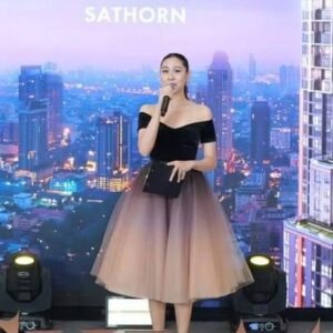 Satida Pinsinchai Instagram - It is such an honor to be your bilingual MC for the 35th Supalai anniversary and the grand opening of Supalai Icon Sathorn, such an iconic landmark🐨🦘 @supalaiplc 
Dress: @poem_official 
Makeup: @yiim_makeup 
Hair: @ninlagar
📸: @ixnore 
#mcaimsatida