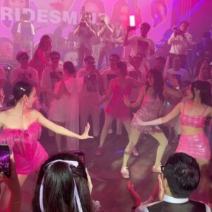 Satida Pinsinchai Instagram - เมื่อเจ้าสาวบอกว่า อยากทำโชว์ After Party สำหรับงานแต่ง!!! ซ้อมเหมือนจะขึ้นคอน55555 ตั้งใจกันฝุดๆๆ พวกเราน่าร้าก 🎉🎊 อยากซ้อมอีก อยากกินหมูทะ & ปูดอง
Main singer : @prima_prim ร้องอย่างเพราะ ชอบ👏🏻
Chorus : @aimsatida @pearpitchapa @carissa_spg 
Main Rapper : @carissa_spg 
Dancers : @pearpitchapa @meimayb_af12 @kattmorson @ployptk @jpjournal @aimsatida 
Choreo : kru Poy
Camera: @joesongyos 
🥂#primtomtheluckyones