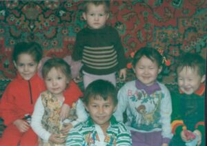 Saule Yusupova Instagram - Мне психолог недавно сказала, что я веду себя как подросток. И я стала за собой наблюдать, и реально я веду образ жизни подростка: покупаю всякую хрень, на ужин ем мороженое, усы начали расти. 

Просто я до 18 жила в деревне, и пока, все мои ровесники из города смотрели сериалы, ругались с родителями, ездили на концерты, я огород полола. Просто 10 лет лицом вниз. По сути, я пропустила подростковый период, думаю - может хоть сейчас у меня титьки вырастут. Может они тогда не росли, думали: «нет, мы сейчас опустимся, она граблями по нам пройдет». 

Это так странно, потому все мои подруги сейчас берут ипотеки, планируют детей, а я езжу по Москве и ищу распределяющую шляпу. 

Я думаю, хорошо, что я не успела родить детей, у меня нет ответственности. Просто прикиньте: я - мать мне надо ребенка вести к логопеду, я не могу, я автостопом в Дубаи уехала. Ну а что он все равно меня не найдет, он мое имя не выговаривает. 

Я раньше смотрела на 40-летних мужиков на самокате, осуждала их. Сейчас думаю: да нормально,  едет домой на встречу своей поллюции. 

Так что, если где-то увидите меня с блейзером в руках, не осуждайте❤️