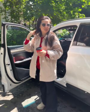 Saule Yusupova Instagram - У меня вопрос к мужикам! Мужчины объясните мне пожалуйста, когда вы говорите «СКОРО» это сколько по времени?! Один раз мне муж сказал: я скоро приду – и пришел через час. Потом опять сказал скоро приду и пришел через три дня. 
Помогите разобраться. Делюсь с вами, что я поняла: если мужик говорит- сегодня – значит надо ему напомнить и он сделает. Если мужик говорит: завтра- значит проще сделать самой. Если говорит: потом – значит никогда. Если говорит: обязательно сделаю в лучшем виде- лучше попросить его ничего не делать. 
А скоро это сколько?! Муж сказал : «скоро купим машину» - это через сколько лет?!
Просто я уже протестила машину, которую хочу. Все благодаря тому, что у @yndx.drive появилась долгосрочная подписка на авто - и я довольная и муж крепко спит. Сейчас подписка доступна в Москве и Петербурге, но зона использования почти безгранична и включает в себя часть Карелии, центральную Россию включая Золотое Кольцо, а также Краснодарский край и Сочи, что особенно актуально летом. Машины можно арендовать на срок от одного месяца до полутора лет.