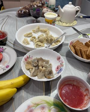 Saule Yusupova Instagram - Заехала в гости к родителям❤️

Вкусно поела 
Выкинула тонну просроченных лекарств 
Помылась в бане
Выспалась 
Всем этого желаю❤️
Из веселого: 
Родители взяли котенка и назвали его Сюрприз. (Я не в курсе была) Как я обосралась когда шла по двору и мама из дома в окно начала орать:Сюрприз! Сюрприз!