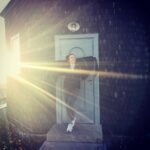 Sawsan Arsheed Instagram - صباحكون أمل محبة ودفا ...حتى ببلد البرد بتطّل الشمس أحياناً معناتو لسى في أمل 😜😅. #sunshine #love #peace #goodmorning #sweden🇸🇪❤️ #happiness #powerful #syrian #actress