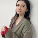 Saya Ichikawa Instagram - 明日、日テレ「ブラックボックス」とNHK「どうもNHK」に出演します。ブラックボックスでは、昔からずっと気になってた謎の組織・モンドセレクションの正体に迫ります。どうもNHKでは以前放送した貨物列車の番組を紹介。 JWAVE 「TIME AND TIDE」(ゲストは 真心ブラザーズ のYO-KINGさん)とNHKFM「かけクラ」(テーマはクラシックx寒)もあります。 ⁡ 写真はNHKプロファイラー、クレオパトラ特集のとき。オンエアは終わりましたが、見逃し配信があるので歴史好きな方はぜひ。 ⁡ NHK総合「どーも、NHK 」 2月18日 11:20〜11:54 ⁡ 日テレ「ブラックボックス」 2月18日 14:00〜15:00 ⁡ J-WAVE 「Orient Star TIME AND TIDE」 毎週土曜　２１時〜 @jwavetimeandtide 聴き逃しはPodcast版にて！ ⁡ NHKfm 「x（かける）クラシック」 毎週日曜　１４：００〜１５：５０ 毎週月曜　8:00〜 聴き逃しは らじるらじるにて BS TBS「麺鉄」東北編 2月18 21:00〜23:00 ⁡ #衣装 は 1,2枚目 #プロファイラー　 #セットアップ @masaco_teranishi #ピアス @lanaswans_official #シューズ @tela9official ⁡ 3-4枚目 どうも、NHK #ジャケット #パンツ #ニット @ponti_tokyo #ピアス @justindavis_jewels @JACK_JOAT #シューズ @daniella_and_gemma ⁡ 5-6枚目 #ブラックボックス #ジャケット @the_yon_official #シアートップス @provoke_design_boutique @JACK_JOAT #リング @theofficialpandora #シューズ @mollinishoes @JACK_JOAT ⁡ #ヘアメイク　@hairmake_chibamariko #スタイリング @kanna_manabe 長々と失礼しました。良い週末を！