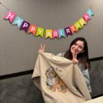 Saya Ichikawa Instagram - みなさんたくさんの誕生日メッセージありがとうございます。みなさんの存在がいつも励みになっています。こんな微妙なインスタでもみていただけて感謝です。　 写真はビフォーアフター！小学2年生→いま(JWAVEのいつものスタジオにて。シーズースウェットをゲット！！！) いつもありがとうございます！ 素敵なバレンタインデーを！