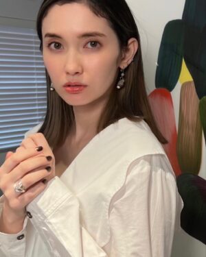 Saya Ichikawa Instagram - スイカはどこまで食べていいかわからないまま過ぎてく2023年夏
⁡
写真は リベラルアーツプログラム for Business
の動画撮影の衣装
https://aeonconnect.jp/liberal_arts/
　
#ブラウス #パンツ　@ganni
#ピアス @kameemon30
#リング @annemariechagnon_jp
#スタイリング @masacott__ 
#ヘアメイク @maikoinomatamaiko 
⁡
⁡