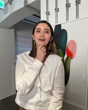 Saya Ichikawa Instagram - スイカはどこまで食べていいかわからないまま過ぎてく2023年夏
⁡
写真は リベラルアーツプログラム for Business
の動画撮影の衣装
https://aeonconnect.jp/liberal_arts/
　
#ブラウス #パンツ　@ganni
#ピアス @kameemon30
#リング @annemariechagnon_jp
#スタイリング @masacott__ 
#ヘアメイク @maikoinomatamaiko 
⁡
⁡