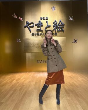 Saya Ichikawa Instagram - 日曜美術館！
特集は「まなざしのヒント 特別展やまと絵」。東博のやまと絵展にて、やまと絵の楽しみ方を。
⁡
四大絵巻をあんなじっくり観られるなんて。
しかも先日展覧会を観に行ったばかりの山口晃さんの解説と共に。贅沢な時間でした。
白描画も最高だったー
よく観てる番組なのでなお嬉しかったです
お時間許すかたは是非。
⁡
かけクラもあります！テーマはアキxクラシックです。23日にお届けするNHKクラシックの9時間の生放送特番についてもご紹介します…
⁡
NHK Eテレ「日曜美術館」
まなざしのヒント特別展やまと絵
11/12 9:00〜9:45
⁡
NHKfm 「x（かける）クラシック」
毎週日曜　１４：００〜１５：５０
毎週月曜　8:00〜
聴き逃しは らじるらじるにて
⁡

⁡
#衣装 は
#ジャケット 
@leinwande_official
#スカート 
@musinsa_japan @recto_official
#ブーツ 
@tela9official
#ピアス #グリーンストーンリング@swarovski
#シルバーリング
@caki.jewelry
#スタイリスト　@masacott__ 
#ヘアメイク　@nozomifujimoto.hm