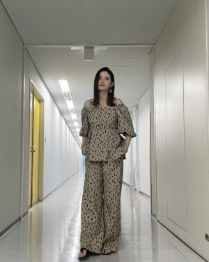 Saya Ichikawa Instagram - 明日、日テレ「ブラックボックス」とNHK「どうもNHK」に出演します。ブラックボックスでは、昔からずっと気になってた謎の組織・モンドセレクションの正体に迫ります。どうもNHKでは以前放送した貨物列車の番組を紹介。

JWAVE 「TIME AND TIDE」(ゲストは 真心ブラザーズ のYO-KINGさん)とNHKFM「かけクラ」(テーマはクラシックx寒)もあります。
⁡
写真はNHKプロファイラー、クレオパトラ特集のとき。オンエアは終わりましたが、見逃し配信があるので歴史好きな方はぜひ。
⁡
NHK総合「どーも、NHK 」
2月18日 11:20〜11:54
⁡
日テレ「ブラックボックス」
2月18日 14:00〜15:00
⁡
J-WAVE 「Orient Star TIME AND TIDE」
毎週土曜　２１時〜
@jwavetimeandtide 
聴き逃しはPodcast版にて！
⁡
NHKfm 「x（かける）クラシック」
毎週日曜　１４：００〜１５：５０
毎週月曜　8:00〜
聴き逃しは らじるらじるにて
 
BS TBS「麺鉄」東北編
2月18 21:00〜23:00
⁡
#衣装 は
1,2枚目
  #プロファイラー　
#セットアップ @masaco_teranishi
#ピアス @lanaswans_official
#シューズ @tela9official
⁡
3-4枚目
どうも、NHK
#ジャケット #パンツ #ニット @ponti_tokyo
#ピアス @justindavis_jewels @JACK_JOAT
#シューズ @daniella_and_gemma
⁡
5-6枚目
#ブラックボックス
#ジャケット @the_yon_official
#シアートップス @provoke_design_boutique @JACK_JOAT
#リング @theofficialpandora
#シューズ @mollinishoes @JACK_JOAT
⁡
#ヘアメイク　@hairmake_chibamariko 
#スタイリング @kanna_manabe 

長々と失礼しました。良い週末を！