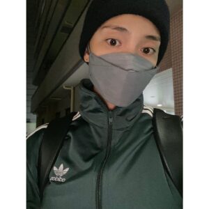 Sayaka Akimoto Instagram - お久しぶりです！
連日、舞台稽古頑張ってます。
改めて…、とんでもない舞台に出演する事になったものだ…。
稽古は笑い声が絶えず、毎日楽しいです。
目一杯の熱量を皆様にお届けできるよう、頑張りまーす！
#ショウマストゴーオン 
#舞台