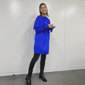 Sayaka Akimoto Instagram - 3/4 マイナビBe booster!のお衣装です。
ザディグエボルテール
zadigetvoltaire
ブーツ
フリーランス
freelance
ピアス
abiste

パキッとした青を着たら気持ちがシャキッとしました👸
相変わらず、私の笑顔はミニ恐竜感あるよね🦖😂