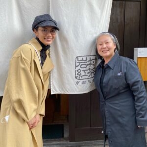 Sayaka Akimoto Instagram - 京都の撮影所で先輩の素敵な浴衣を見て、新しく仕立てたくなった私。
今回、「雲霧仁左衛門」所作指導で大変お世話になった勇家寛子さんにご相談したところ、ご縁を繋げて頂き、素敵な反物と出会う事が出来ました。
秋元家は手が平均よりも長い為、寸足らずになる事もしばしば笑
自分に合ったサイズならば更に綺麗に着られるはず。

勇家さんには撮影中も撮影以外でも色々な事を教えて頂きました。
これからも沢山学ばせて頂ければと思っています。
感謝感謝です！
色々な反物を見させて頂きましたが、こちらの藍染を見てしまったら、これにしか目がいかなくなってしまいました。
深いのにかろやかなブルー。
清潔感もあって背筋がしゃんとしそうです。
年内には仕立て上がるとの事。
楽しみです。
写真は勇家さんと☺️
今回購入した藍染の反物です。