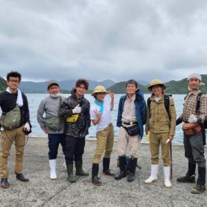 Sayaka Akimoto Instagram - テレビ東京「THE無人島～未知の離島で○○見つけました！～」
無人島に行ってみた 未知の島で衝撃発見!!でのオフショットです。
第一弾の小笠原諸島から第二弾は奄美大島の枝手久島に行かせて頂きました。
今回は専門家の服部正策さん、
探検家のニ名一気さん、ドローン芸人の谷 1。さん、初めましてのスタッフさんもいらっしゃいましたが、前回ご一緒したスタッフさん方と共に厳しくも楽しいロケに参加させて頂きました☺️
写ってない方も居ますが、集合写真です🌈
カメラマン小松さんは、NHKランスマでもお世話になっていたカメラマンさん。
心細くなった時にさりげなく励まして下さったり、ランスマのカメラマンさん、スタッフさんには沢山救われたなぁ。
また違う現場でお会い出来て本当に嬉しいんです。

今回まさかの女性1人笑

ハードなロケでしたが、同行スタッフさんのタフさ、熱意には驚きっぱなしでした。
ニ名さんがガンガン山を切り拓いて下さって本当に助かりました。
谷 1。さんは重いドローンを持ってひたすら山を登り、美しい風景を沢山撮って下さいました。
ロケ中、一番色々なモノを発見しようと目を凝らしてくれていたのは実は谷 1。さんだったりします☺️
放送にのるVTRはギュッとロケが凝縮されたモノ達ですが、色々な経験や発見が沢山あって毎回自然の雄大さ、優しさ、厳しさ、色々学んで東京に帰ってきます。

服部さんのような専門家の方とお話しするのもとても楽しいです。

服部さんにはお土産にと、ハブの歯を戴きました😂

なかなか気分転換するのも難しいご時世ですが、少しでも旅行した気分になって下さったら嬉しいです。

最後の４枚は、自然のたくましさを感じた瞬間です。
どんな時も希望を持ってたくましく生きていきたいものですね🍀