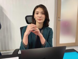 Sayaka Akimoto Instagram - 昨日も上司役でした。
意外な番組で皆様にお会い出来るかも。
発表をお楽しみに👽