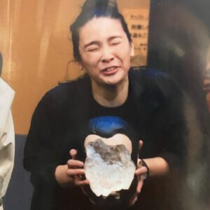 Sayaka Akimoto Instagram - 『ショウ・マスト・ゴー・オン』無事大千穐楽を終えました。
色々なハプニングもありましたが、その都度一丸となり皆で乗り越えようとする姿勢に、（大体三谷さん頼み。）私自身学びが沢山ありました。
毎日がジェットコースターみたいでハラハラドキドキ。
これからの人生観が変わっちゃうかもしれません笑
お客様のご理解もあり、ここまで来られました。
本当に感謝しております。

ここだけの話、最後の花柄ワンピースが劇的に似合ってなかったなぁ。
そんなワンピを選んじゃうのえちゃんが愛おしく思えます。

キャスト全員が愛おしい。
毎日幸せでした。

ありがとうございました。

皆様、またどこかで💜