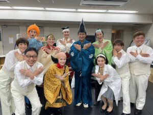Sayaka Akimoto Instagram - ちょっと遅くなりましたが、ミュージカル「日本の歴史」　無事大千穐楽を迎える事が出来ました。
キャスト、バンド、スタッフ、そしてお客様、私に関わって下さった沢山の方々、本当に有難う御座いました。
熱が冷めない内に感謝の言葉をまとめようとしたのですが、なんだか、言葉にするのも勿体ないような気がして、私の身体の中に閉じ込めちゃってました。
舞台が無事終わった達成感と疲労感をゆっくりゆっくり噛み締めています。
今回私にとって初めての再演物。
久々の舞台、コロナ禍で変わっていったニューノーマルなお稽古に戸惑い、稽古場でも苦労しました笑
久々の舞台は、とっても楽しくてヒリヒリして、毎日命を燃やしている感覚がありました。とっても大変だったけどとっても楽しかったなぁ。

このタイミングで日本の歴史を皆様にお届けできた事を運命だと思っていますし、とても誇りに思っています。

出演者、スタッフの皆様が本当にリスペクト出来る素晴らしい方々ばかりで毎日幸せでした。

初演に引き続き、同い年のエマちゃんとはプライベートもお芝居の事も沢山お話ししました。本当にリスペクトしてる同い年。色々な角度からアドバイスをくれるんです。
@emmamiyazawa 
今回は瀬戸君も同じ歳でなんだか、嬉しかったなぁ。
それぞれがそれぞれの持ち場で輝いている姿が眩しくて、とても励まされました！
@kojiseto0518 
この作品も、この作品を通して出会えた方々も、私にとって本当に大切な宝物になりました。

皆様、本当に有難う御座いました。

また明日から次の作品に向けて、気持ちを新たに頑張ります。