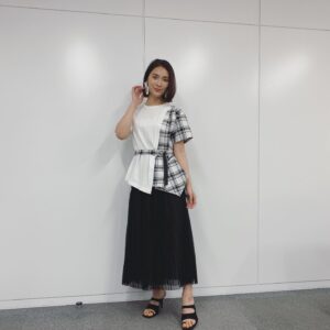 Sayaka Akimoto Instagram - マイナビBe a booster!の衣装です。
Bリーグチャンピオンシップ盛り上がってますねー！
毎日、ドキドキしながら試合観てます☺️
今年はどうなるかなぁ👸✨✨

4/22 
ランバン オン ブルー
lanvin_en_blue_womens
ピアス
abiste