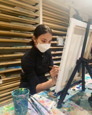 Sayaka Akimoto Instagram - 2021年もありがとうございました。
少しずつですが、前進出来ていれば上出来。
そんな事を思いながら、毎年ぼんやりと一年を振り返っています。
他人軸ではなく、自分軸で半歩でも前進出来たか。
目先のものだけではなく、今はまだ目に見えない未来への種蒔きも含めて。

来年も自分に素直に日々過ごしていきます。
家族と友達、私を大切にしてくれる方々を大切に。
尊重と感謝の気持ちを持って2022年も、色々な事に向き合っていけたらと思います。　

私の時間軸はすっかりコロナでズレまくり。
体感は、まだ11月頭位。
私の中の空白期間のずれは、いつかカチっと正確な時間に戻るのだろうか。
とりあえず、今年も急かされるように年末年始を迎えます。
良いお年を。
きっと良い年にしましょうね。
一緒に。