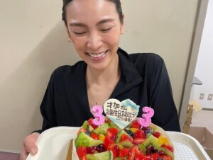 Sayaka Akimoto Instagram - ちょっと遅くなりましたが、ミュージカル「日本の歴史」　無事大千穐楽を迎える事が出来ました。
キャスト、バンド、スタッフ、そしてお客様、私に関わって下さった沢山の方々、本当に有難う御座いました。
熱が冷めない内に感謝の言葉をまとめようとしたのですが、なんだか、言葉にするのも勿体ないような気がして、私の身体の中に閉じ込めちゃってました。
舞台が無事終わった達成感と疲労感をゆっくりゆっくり噛み締めています。
今回私にとって初めての再演物。
久々の舞台、コロナ禍で変わっていったニューノーマルなお稽古に戸惑い、稽古場でも苦労しました笑
久々の舞台は、とっても楽しくてヒリヒリして、毎日命を燃やしている感覚がありました。とっても大変だったけどとっても楽しかったなぁ。

このタイミングで日本の歴史を皆様にお届けできた事を運命だと思っていますし、とても誇りに思っています。

出演者、スタッフの皆様が本当にリスペクト出来る素晴らしい方々ばかりで毎日幸せでした。

初演に引き続き、同い年のエマちゃんとはプライベートもお芝居の事も沢山お話ししました。本当にリスペクトしてる同い年。色々な角度からアドバイスをくれるんです。
@emmamiyazawa 
今回は瀬戸君も同じ歳でなんだか、嬉しかったなぁ。
それぞれがそれぞれの持ち場で輝いている姿が眩しくて、とても励まされました！
@kojiseto0518 
この作品も、この作品を通して出会えた方々も、私にとって本当に大切な宝物になりました。

皆様、本当に有難う御座いました。

また明日から次の作品に向けて、気持ちを新たに頑張ります。