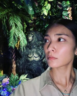 Sayaka Akimoto Instagram - 今日は母と、高校時代にバイトさせて貰ってたイクスピアリのレインフォレストカフェへ。
いつもワクワク出来る場所。
バイトしてた時の社員さんも沢山居らっしゃってご挨拶できた。
また「こんにちは、ようこそ〜！」って言いたい。
子供も大人も楽しい場所。
次はボルケーノデザートを食べちゃうんだから！

意図せず、今日の私服がレインのユニフォームみたいになって馴染んでしまった私。