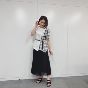 Sayaka Akimoto Instagram - マイナビBe a booster!の衣装です。
Bリーグチャンピオンシップ盛り上がってますねー！
毎日、ドキドキしながら試合観てます☺️
今年はどうなるかなぁ👸✨✨

4/22 
ランバン オン ブルー
lanvin_en_blue_womens
ピアス
abiste