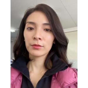Sayaka Akimoto Instagram - 恋の病と野郎組　Season2 第7話放送ありがとうございました🙇‍♀️✨
まどか先生というキャラクターを温かく見守って頂き、嬉しかったです。
野郎組の皆のお芝居を見ているのが楽しくて、私も楽しみながら演じさせて頂きました。監督が皆の兄貴みたいな感じで熱心に演出なさっていたのが印象的でした。
それぞれ皆が、個性的で楽しいキャラクターだったな。
作間君演じる七瀬君の一つ一つの台詞や表情が素敵で切なくて、美しいなぁと思う瞬間が沢山ありました。
他の回の皆もきっと素敵なんだろうな！

楽しい時間をありがとうございました。

メッセージなどくれた皆、ありがとうね☺️