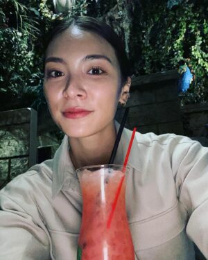 Sayaka Akimoto Instagram - 今日は母と、高校時代にバイトさせて貰ってたイクスピアリのレインフォレストカフェへ。
いつもワクワク出来る場所。
バイトしてた時の社員さんも沢山居らっしゃってご挨拶できた。
また「こんにちは、ようこそ〜！」って言いたい。
子供も大人も楽しい場所。
次はボルケーノデザートを食べちゃうんだから！

意図せず、今日の私服がレインのユニフォームみたいになって馴染んでしまった私。