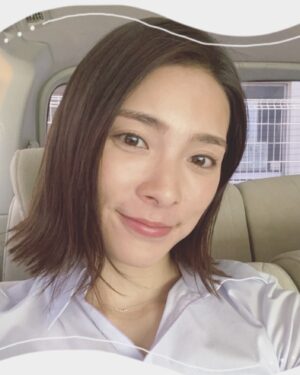 Sayaka Akimoto Instagram - あら。もうこんな時間。

仕事以外あまり外に出てないから写真が無くてごめんなさい。

ただ今新しい作品の撮影中。
今回の作品では外ハネ秋元です。
衣装合わせの際に縛っていた髪を解いたら、髪ゴムの跡がいい感じの外ハネだったらしく、そのまま採用されました笑
色々自由にやらせて頂ける環境で有り難く思っています。
情報解禁をお待ち下され〜🙆‍♀️

暖かくなってきたけど、もう少しの辛抱だ！
早く安心して皆さんに会える日を楽しみにしてます🌸
久々にインスタライブでもやろうかな〜。