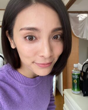 Sayaka Akimoto Instagram - 先日のスカッと撮影のオフショットです。スカッとのメイクは基本的に自分メイクです。妊婦さんの設定だったので薄めにメイクしたんだけど、顔の造形的に薄く見えなくて加減が大変でした😨
皆無い物ねだりよね…。
ヘアだけヘアメイクさんにお願いしたんですが、AKBの時にお世話になってた方で嬉しい再会。
やっぱり前下がりワンレンがしっくりくるなぁ。