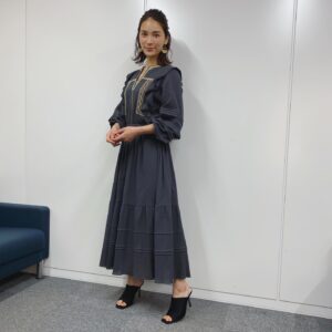 Sayaka Akimoto Instagram - 4/1 マイナビBe a booster!
衣装は
ワンピース
casa_fline
ピアス
velnica 
靴
ZARA

めちゃくちゃ可愛いワンピースありがとうございました🌸☺️
ノンスタイル井上さんはいつもポジティブ、スタジオの熱量が上がりました！ありがとうございました🙇‍♀️来週もゲスト出演して下さいます！お楽しみに。