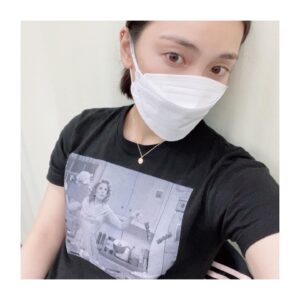 Sayaka Akimoto Instagram - こんにちは。
今日も舞台『ようこそ、ミナト先生』のお稽古です。
脚本の金子ありささんが描いた世界が、演出の宮田慶子さんによって少しずつ立体的になっていく様子に、喜びと興奮を感じています。
そして同じ位、私には何が出来るか、と沢山考えています笑

個性的で魅力的なキャストの方々のお芝居や素晴らしい製作陣の仕事ぶり、そして何よりミナト先生役の相葉雅紀さんの初めて見る表情やお芝居に心揺さぶられる毎日です。

皆さんと同じ時間を共有できる日をとっても楽しみにしております。
それまで頑張るぞー！

そして、稽古中は写真が無い！😂
年々自撮りが恥ずかしくなりますね。
これってなんなんでしょうね笑

とりあえず、毎日好きなTシャツを着て、テンション上げてお稽古してます☺️