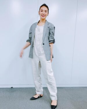 Sayaka Akimoto Instagram - 3/18 マイナビBe a booster!衣装は
ジャケット、サロペット、カットソー

tela9official
ピアス
abiste
靴
boss

です。
ゆったりゆるーいけどちゃんとはしてる。
大人のいい塩梅スタイルってなかなかバランス難しいですよね😢
流石のスタイリング！
ヘアメイクも何も言わずとも洋服に合わせて作ってくれちゃいます👸
加藤さん、中畑さんいつもありがとうー☺️