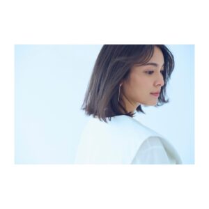 Sayaka Akimoto Instagram - 今日は大晦日ですね。
今朝は雨が降っていました。
今年のあれやこれやをさっぱり洗い流してくれたらいいな、なんて思ってます。
国内外では様々な事が起こっていますが、1人でも多くの方が安心して穏やかに過ごせますように。
何も出来ない自分が嫌になる日もありますが、日々自問自答しながら、平和を祈りたいと思います。
来年は、自分のペースを新たに再構築しながら、色々挑戦出来たら。
今日は合間を見つけて、来年の目標ややりたい事をノートにまとめます。

今年も本当にありがとうございました。
どうか、あなたが笑顔でいられますように。

2024年の私達でまた会いましょう。
