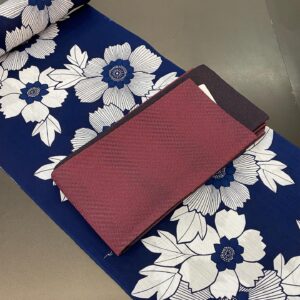 Sayaka Akimoto Instagram - 京都の撮影所で先輩の素敵な浴衣を見て、新しく仕立てたくなった私。
今回、「雲霧仁左衛門」所作指導で大変お世話になった勇家寛子さんにご相談したところ、ご縁を繋げて頂き、素敵な反物と出会う事が出来ました。
秋元家は手が平均よりも長い為、寸足らずになる事もしばしば笑
自分に合ったサイズならば更に綺麗に着られるはず。

勇家さんには撮影中も撮影以外でも色々な事を教えて頂きました。
これからも沢山学ばせて頂ければと思っています。
感謝感謝です！
色々な反物を見させて頂きましたが、こちらの藍染を見てしまったら、これにしか目がいかなくなってしまいました。
深いのにかろやかなブルー。
清潔感もあって背筋がしゃんとしそうです。
年内には仕立て上がるとの事。
楽しみです。
写真は勇家さんと☺️
今回購入した藍染の反物です。