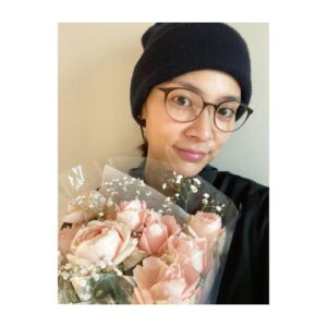 Sayaka Akimoto Instagram - 京都での、撮影が終わりました。

素敵な方々とのお芝居や初めて挑戦するお芝居、沢山の学びがありました。
そして、スタッフの皆様の惚れ惚れするような職人の技。

仕事をする人の背中ってカッコいい！と改めて思わせてくれる場所。

一日でも多く撮影所に居たい。
そんな事を思っていますが、そんな事も言ってられないので、後ろ髪引かれながら次の地へ向かいます。

また、会えますように。

情報解禁をお楽しみに☺️