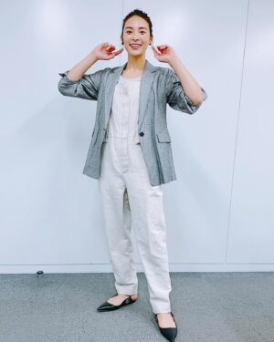 Sayaka Akimoto Instagram - 3/18 マイナビBe a booster!衣装は
ジャケット、サロペット、カットソー

tela9official
ピアス
abiste
靴
boss

です。
ゆったりゆるーいけどちゃんとはしてる。
大人のいい塩梅スタイルってなかなかバランス難しいですよね😢
流石のスタイリング！
ヘアメイクも何も言わずとも洋服に合わせて作ってくれちゃいます👸
加藤さん、中畑さんいつもありがとうー☺️